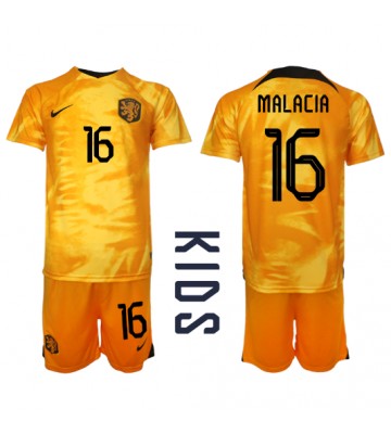 Holland Tyrell Malacia #16 Replika Babytøj Hjemmebanesæt Børn VM 2022 Kortærmet (+ Korte bukser)
